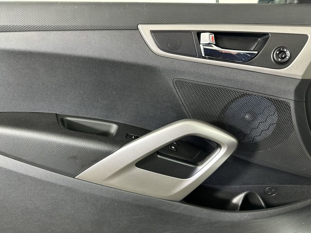 2017 Hyundai Veloster Base w/Black