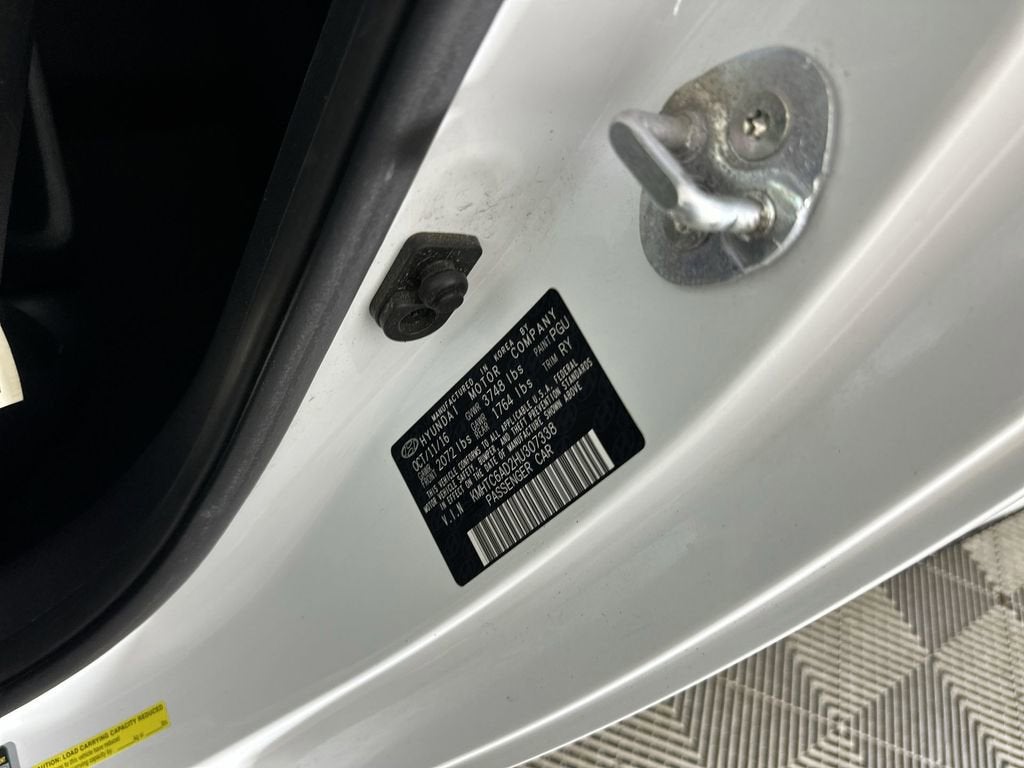 2017 Hyundai Veloster Base w/Black